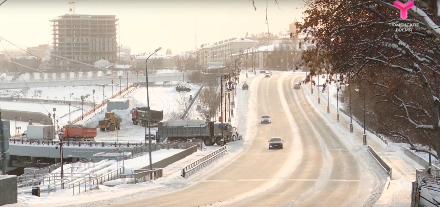 Дорожным службам в каникулы было не до отдыха - Тюмень засыпало снегом.