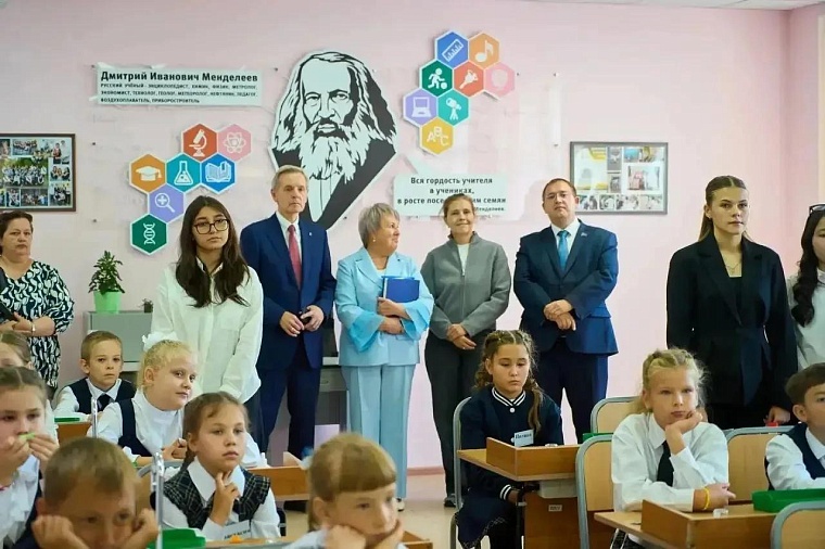 В тобольской школе № 5 открылось тематическое пространство, посвященное Дмитрию Менделееву